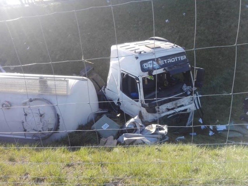 Wypadek na S8 w Lubochni koło Tomaszowa. TIR i bus w rowie, dwie osoby ranne [ZDJĘCIA]