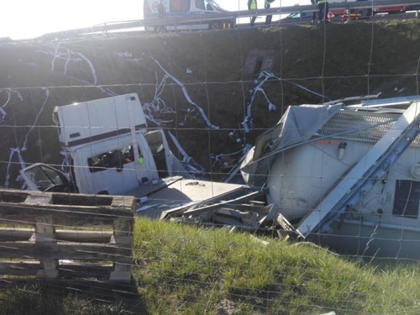 Wypadek na S8 w Lubochni koło Tomaszowa. TIR i bus w rowie, dwie osoby ranne [ZDJĘCIA]