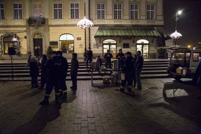 Betlejemskie Światło Pokoju, Warszawa. Harcerze przekazali światełko mieszkańcom