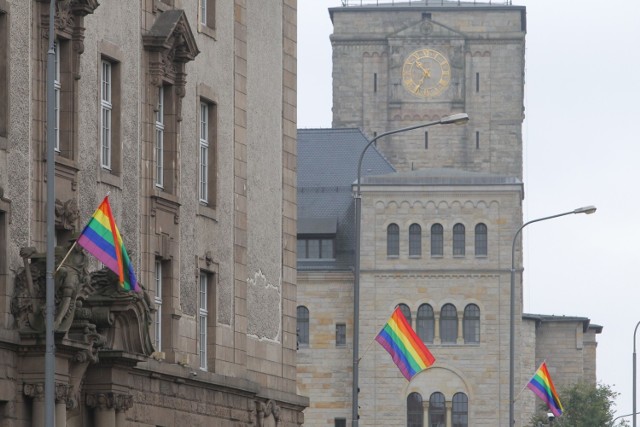 Tęczowe flagi wywieszone przed jedną z parad równości w Poznaniu.