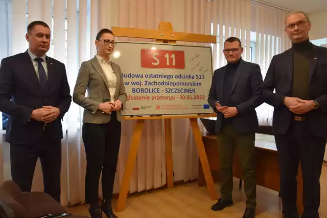 Od lewej dyrektor GDDKiA w Szczecinie Łukasz Lendner, poseł Małgorzata Golińska, poseł Paweł Szefernaker i wicewojewoda Tomasz Wójcik