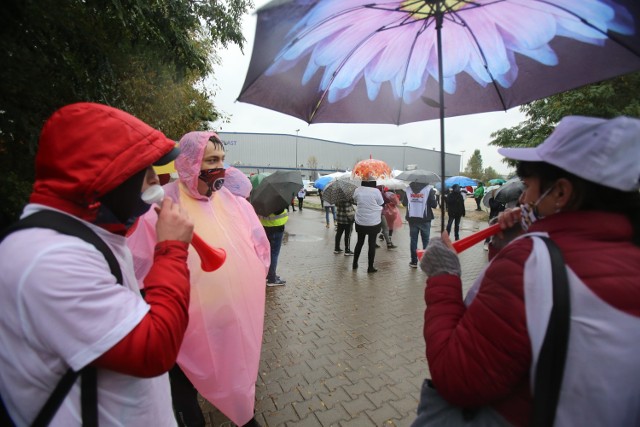 W poniedziałek 12 października rozpoczął się strajk w sosnowieckim Gimplaście Zobacz kolejne zdjęcia/plansze. Przesuwaj zdjęcia w prawo - naciśnij strzałkę lub przycisk NASTĘPNE