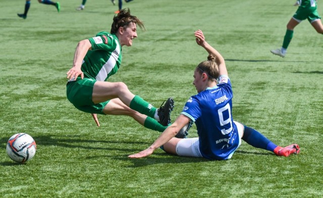 Bydgoskie piłkarki przegrały na własnym boisku z ekipą z Krakowa 1:5 (0:1) w meczu 16. kolejki Ekstraligi kobiet. Honorowego gola dla naszej drużyny strzeliła Karolina Łaniewska (90.). Po tym spotkaniu Sportis KKP zajmuje 9. miejsce w 12-zespołowej tabeli (15 punktów), "Jagiellonki" są siódme (24). Liderem Czarni Sosnowiec (43 pkt). ZOBACZ ZDJĘCIA ZE STADIONU PRZY UL. SŁOWIAŃSKIEJ >>>>>