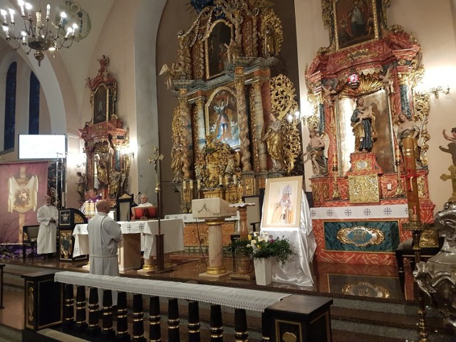 W kościele św. Michała Archanioła odbywają się modlitwy przy relikwiach św. Jana Pawła II