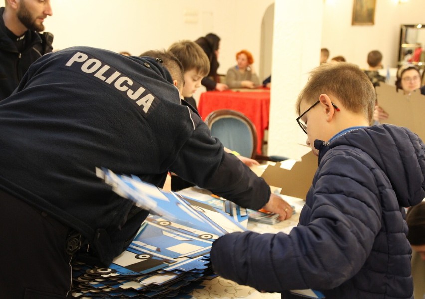 Policjanci pomagają Ukraińcom.