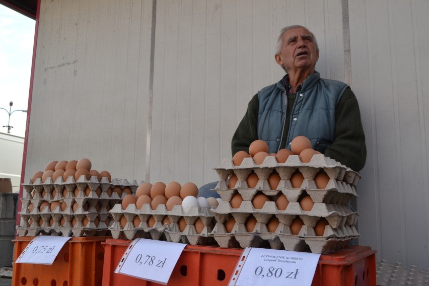 Jaja na targu w Rybniku idą jak świeże bułeczki. Bo w marketach brakuje