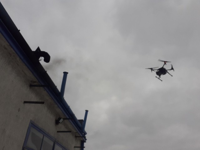 Dron antysmogowy używany przez Straż Miejską w Kielcach od niespełna miesiąca przeprowadził  48 badan podejrzanego dymu wydobywającego się z kominów w Kielcach.