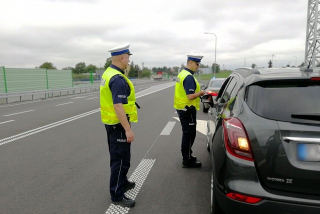 Podczas kontroli na DK91 i S5 policjanci odnotowali blisko 30 wykroczeń, z których ponad 20 dotyczyło przekroczenia dopuszczalnej prędkości. Kierowcy, którzy nie przestrzegali przepisów, musieli liczyć się z konsekwencjami prawnymi.