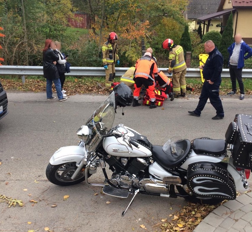 Wypadek w Mirocinie. Opel zderzył się z motocyklem. Jedna osoba trafiła do szpitala