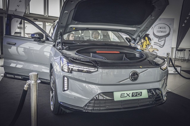 Samochód ma zasięg do 600 km na jednym ładowaniu, co jest wynikiem zastosowania zaawansowanych technologii baterii i efektywnego zarządzania energią. Volvo EX90 obsługuje również ładowanie dwukierunkowe, co umożliwia korzystanie z różnych opcji ładowania oraz może przyczynić się do stabilizacji sieci energetycznej poprzez zwrot energii.
