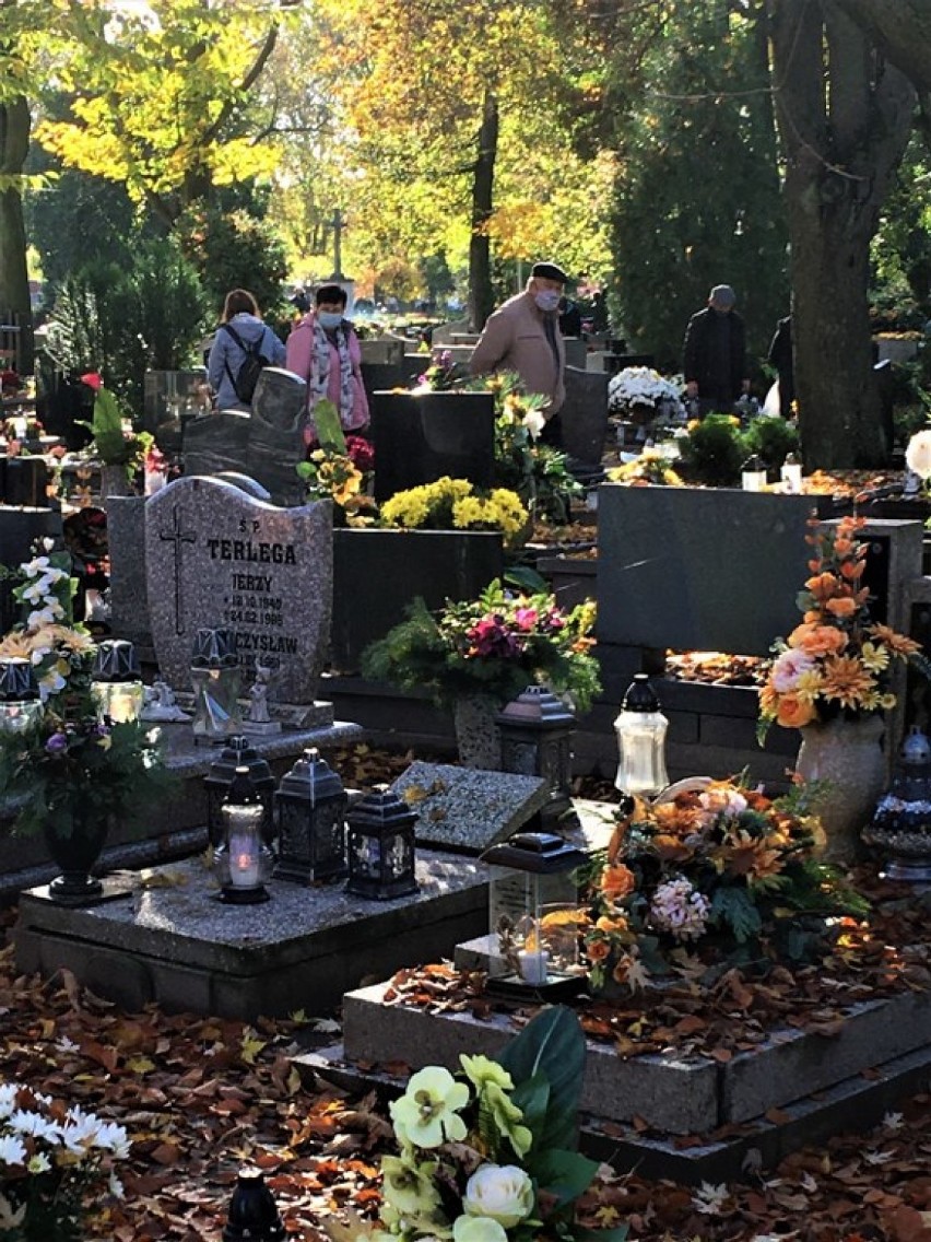 Leszno. Cmentarze znów otwarte! Na nekropolię przy ulicy Kąkolewskiej przyszło w środę, 3 listopad wiele osób [ZDJĘCIA]