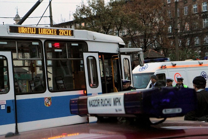 Wrocław: 80-letnia kobieta potrącona przez tramwaj (ZDJĘCIA)