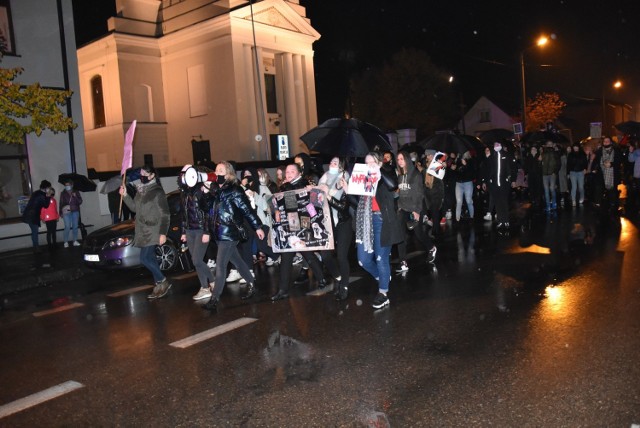 We wtorek 27 października w Golubiu-Dobrzyniu tłumy mieszkańców miasta przeszli w ramach tzw. "Czarnego spaceru". To protest i wyraz sprzeciwu wobec wyroku Trybunału Konstytucyjnego, który orzekł, że aborcja z powodu ciężkiej wady płodu jest niezgodna z konstytucją