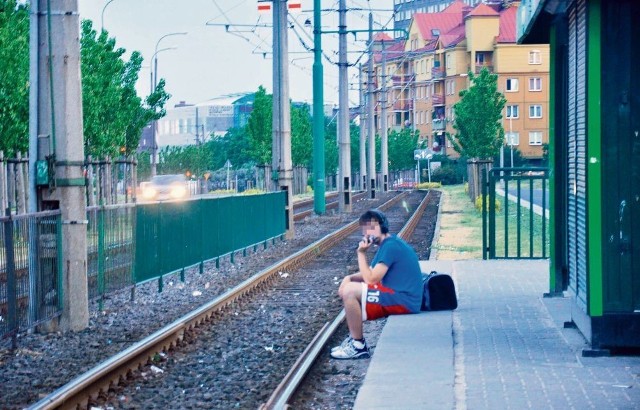 Oczekiwanie na tramwaj mogło zakończyć się tragicznie