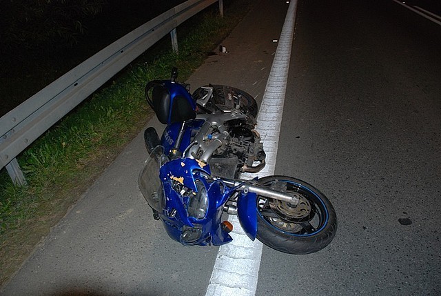 Do zdarzenia doszło dzisiaj około 20 w miejscowości Połomia na drodze krajowej nr 9. Jak wynika ze wstępnych ustaleń przeprowadzonych na miejscu zdarzenia  21-letni kierujący motocyklem marki Suzuki potrącił 60-letniego pieszego.