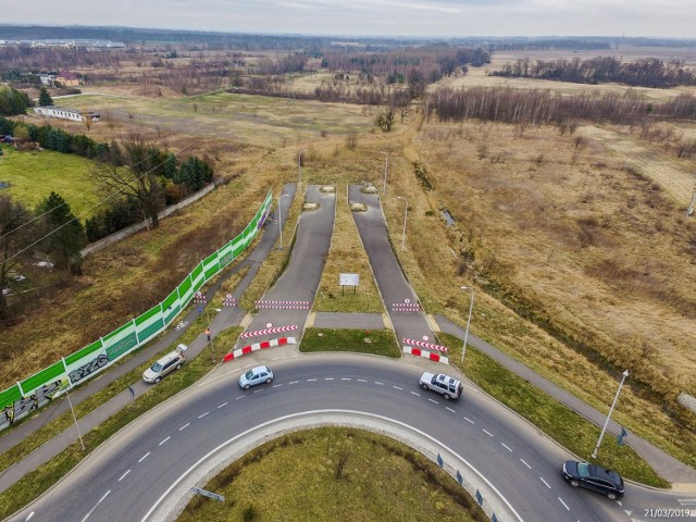 Samorząd Województwa Dolnośląskiego podpisał umowę na budowę północnego odcinka Wschodniej Obwodnicy Wrocławia. 

Nowy fragment trasy połączy podwrocławskie Łany z Długołęką. Prace rozpoczną się w ciągu 3 tygodni.

- Cieszę się, że ta umowa została podpisana i już niedługo wykonawca wejdzie na plac budowy. Wschodnia Obwodnica Wrocławia to niezwykle ważna inwestycja, która wzbogaci układ komunikacyjny powiatu i województwa na wschód od Wrocławia – mówi marszałek Cezary Przybylski z Bezpartyjnych Samorządowców.

O szczegółach inwestycji czytaj na kolejnych stronach.