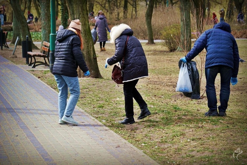 Ekologiczna akcja uchodźców. Posprzątali park Traugutta