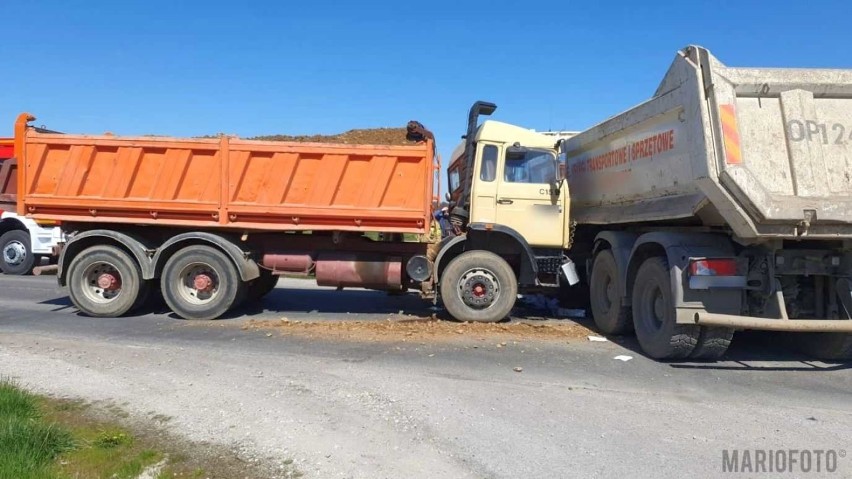 Zderzenie dwóch ciężarówek w Niwnicy.