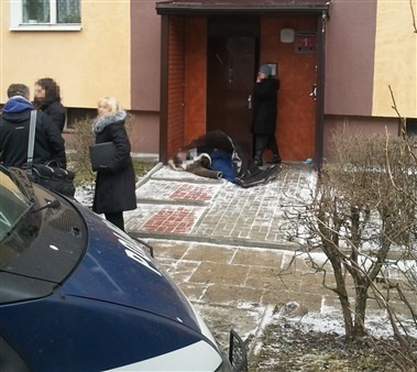 W piątek po godz. 10 przed blokiem przy ul. Makuszyńskiego 1 mieszkańcy znaleźli martwego mężczyznę