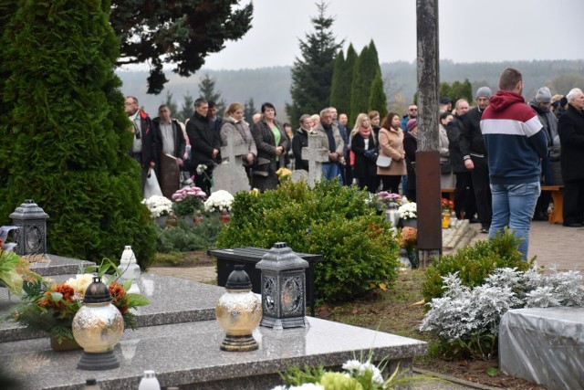 W dniu Wszystkich Świętych na cmentarzu komunalnym w Prabutach odbyła się msza święta.