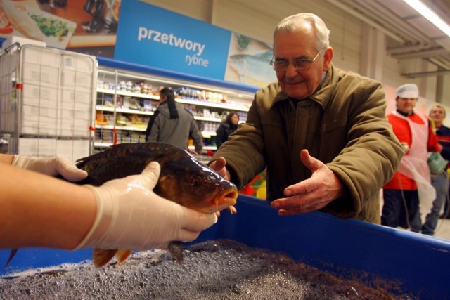 Karp cieszy się dużą popularnością w związku z nadchodzącymi świętami Bożego Narodzenia. Wielu Polaków nie wyobraża sobie Wigilii bez tej ryby na świątecznym stole. Zobacz, ile trzeba zapłacić za karpia przed Bożym Narodzeniem w 2022 roku