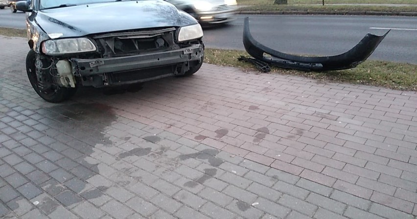Zderzenie trzech samochodów na skrzyżowaniu ulic Wieniecka - Rysia we Włocławku [zdjęcia]