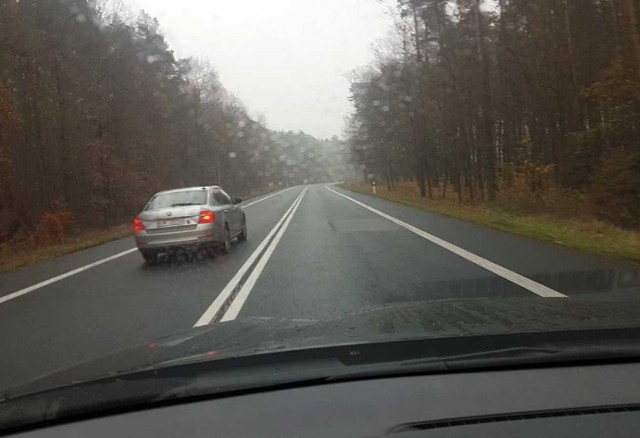 Powiat świebodziński. 24 listopada. Tak wyprzedzał kierowca skody na drodze w okolicy Mostek.