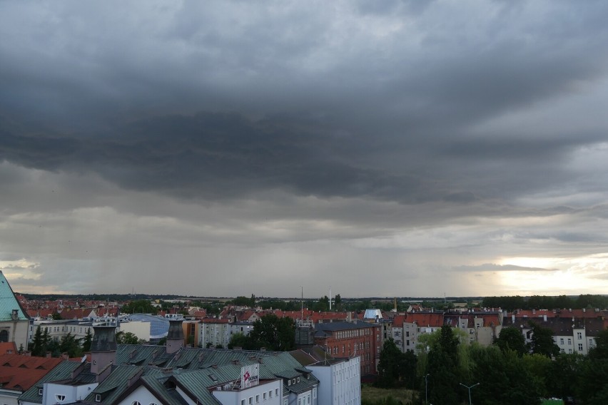 Uwaga! Ostrzeżenie meteorologiczne przed burzami w Legnicy i powiecie legnickim
