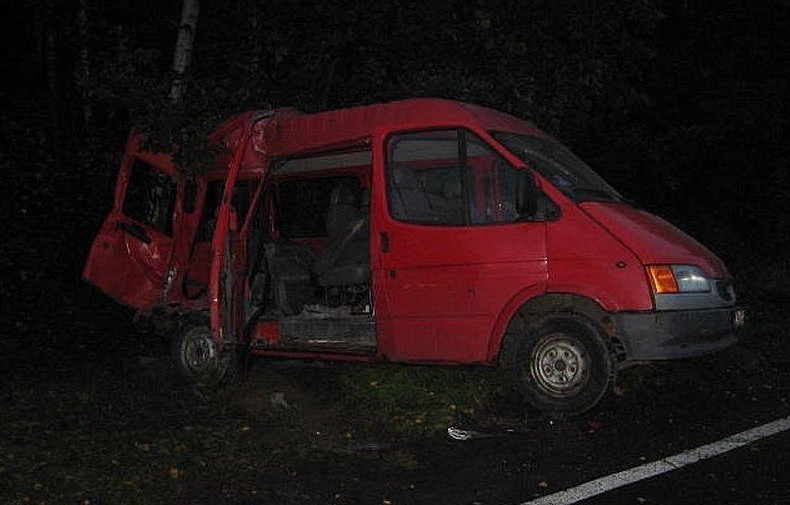 Bąków: Śmiertelny wypadek. Bus zderzył się z ciężarówką [ZDJECIA]