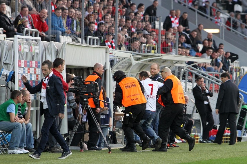 Incydent podczas meczu Cracovia - Widzew: Kibic, który wpadł na boisko był pijany