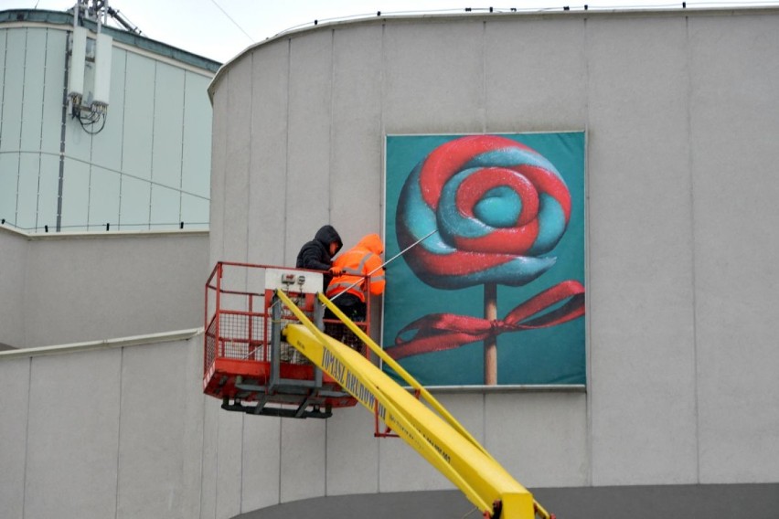 Życie jest piękne - montują zwycięskie zdjęcia na gmachu Kieleckiego Centrum Kultury