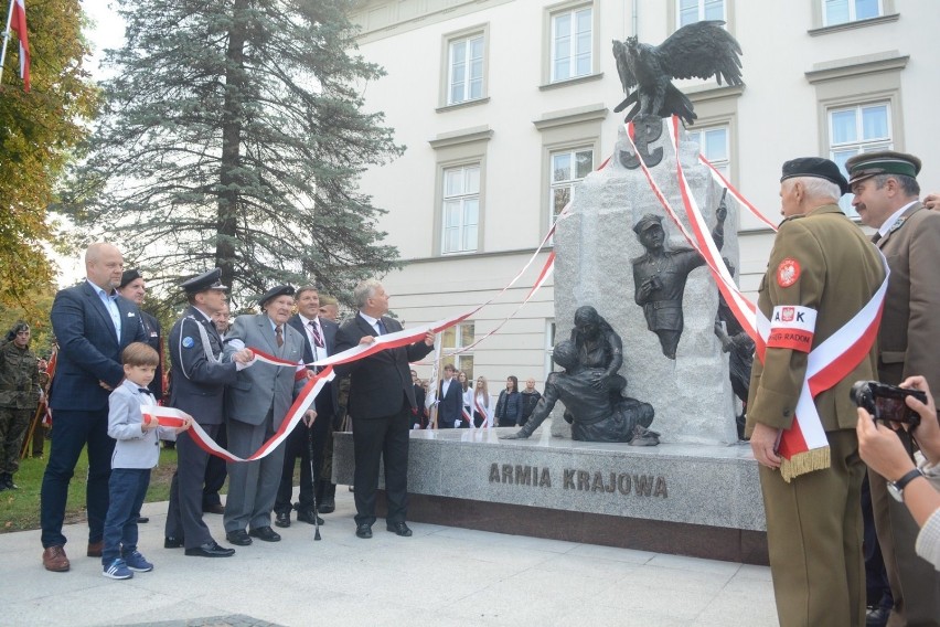 W piątkowe popołudnie oficjalnie odsłonięto pomnik żołnierzy...
