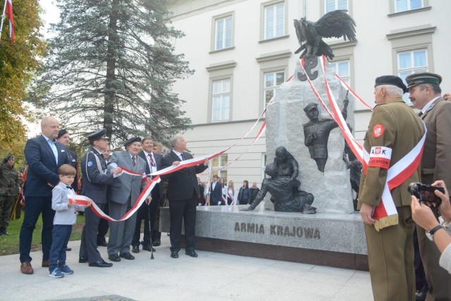 W piątkowe popołudnie oficjalnie odsłonięto pomnik żołnierzy Armii Krajowej przy ulicy Niedziałkowskiego.