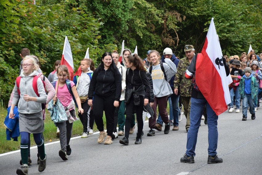 Przeszli śladami żołnierzy Hieronima Dekutowskiego. Kolejna edycja Rajdu im. Zapory. Zobacz zdjęcia