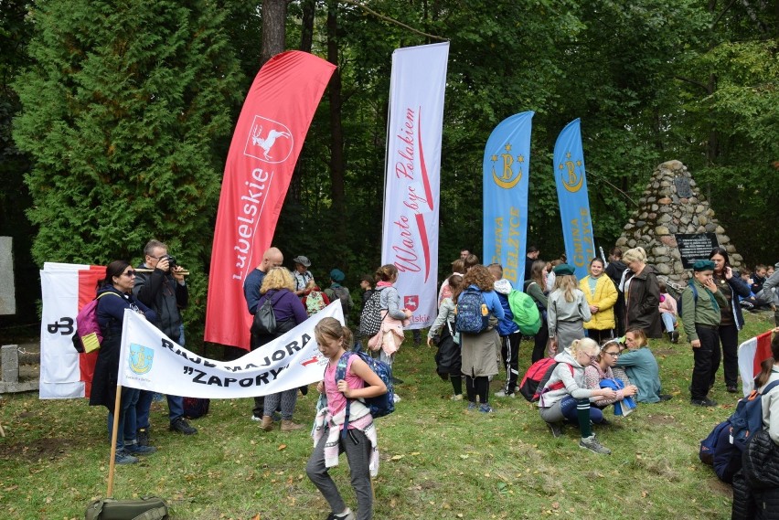 Przeszli śladami żołnierzy Hieronima Dekutowskiego. Kolejna edycja Rajdu im. Zapory. Zobacz zdjęcia