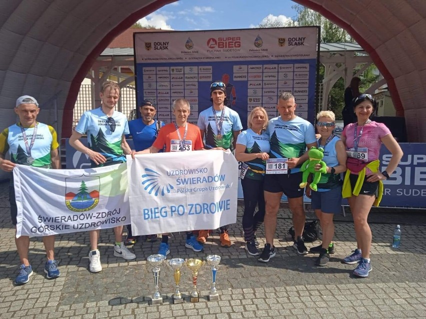 Maciek Krajewski na podium biegu o Puchar Sudetów