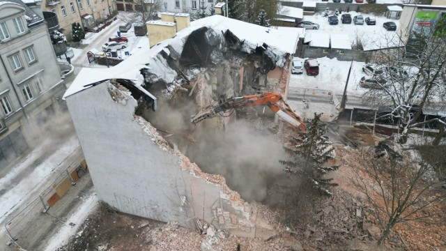 Trwa wyburzanie kamienicy na atrakcyjnej działce w centrum Kielc