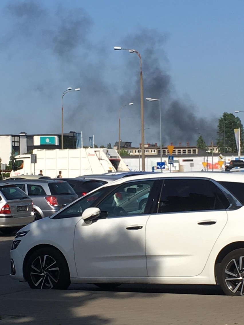 Pożar. Słup dymu na ulicy Przemysłowej w Bydgoszczy. Paliły się elektronarzędzia