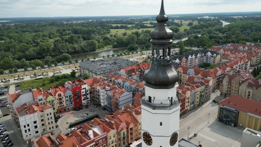 Wieża ratusza w Głogowie jest jedną z najwyższych w Polsce