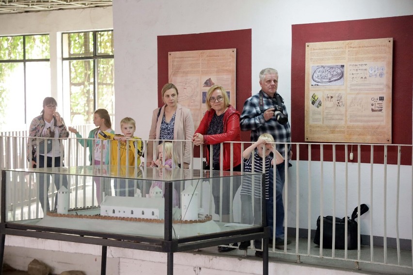Spacer seniorów z wnukami i bez wokół Zamku Piastowskiego w Legnicy, zobaczcie zdjęcia