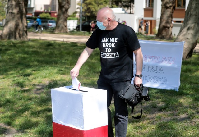 W szczecińskim parku miejskim na Jasnych Błoniach, głównym miejscu spacerowym mieszkańców miasta przeprowadzone zostały stacjonarne wybory na prezydenta RP