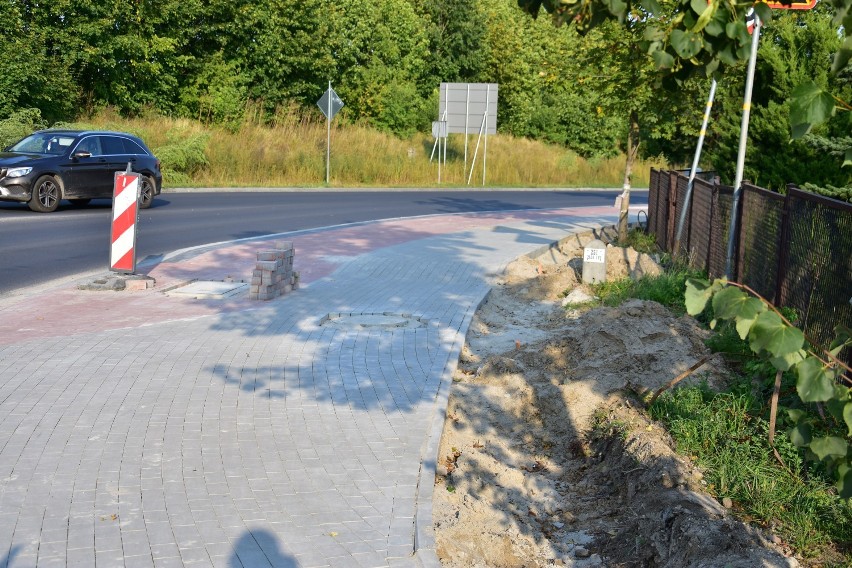 Chodnik i ścieżka dla rowerzystów przy ul. Dworcowej w...