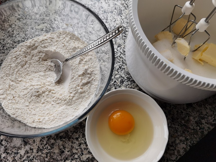 W misce wymieszaj mąkę z proszkiem do pieczenia. Jajko wybij...