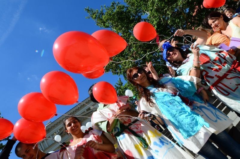 Poznań - Polacy i Gruzini puszczali balony na placu Wolności [ZDJĘCIA]