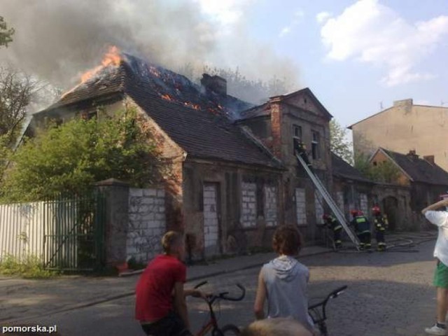 Strażacy gaszą pożar opuszczonego budynku przy ul. Grottgera w ...
