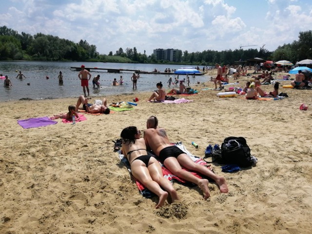 Ponad tysiąc osób wypoczywa dzisiaj na kąpielisku Żwirownia w Rzeszowie. Na parkingu i plaży jest jednak jeszcze sporo wolnych miejsc. Poza piękną pogodą i piaszczystą plażą można tu dzisiaj podziwiać parę dorodnych łabędzi z pisklętami.

Zobacz też: Jak bezpiecznie się opalać?
