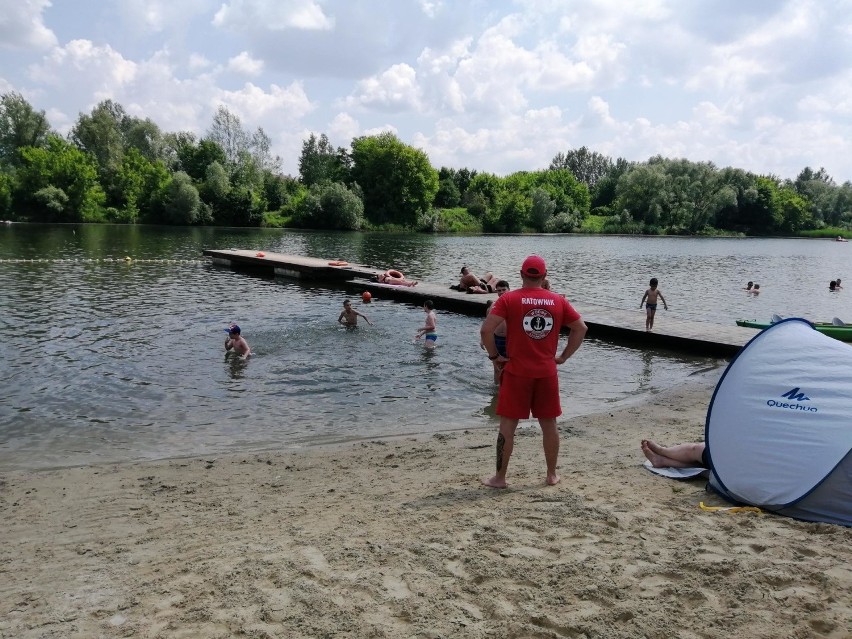 Ponad tysiąc osób wypoczywa dzisiaj na kąpielisku Żwirownia...