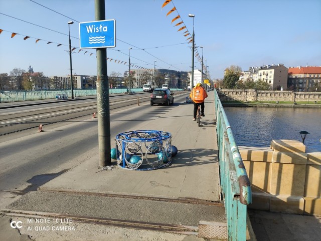 Do Bożego Narodzenia mamy jeszcze ponad miesiąc, ale w Krakowie już rozpoczął się montaż ozdób świątecznych