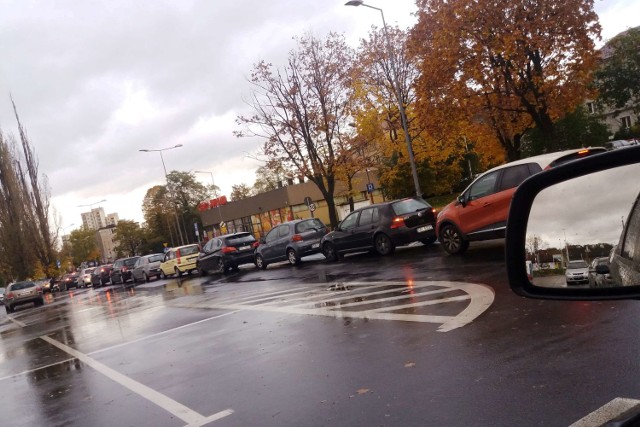 Ogromne korki oczekujących na wymaz w mobilnym punkcie poboru na parkingu w rejonie skrzyżowania ulic Broniewskiego i PCK