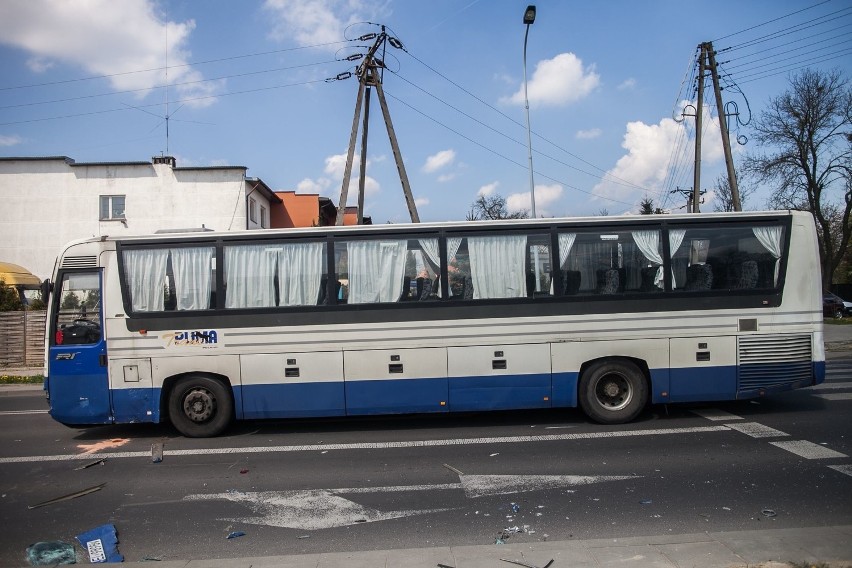 Wypadek na skrzyżowaniu Obywatelskiej i Pienistej w Łodzi. Subaru wjechało pod autobus